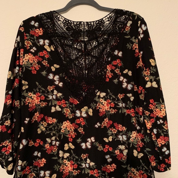 No Boundaries floral and butterfly top XXL used - Picture 2 of 7